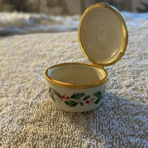 Small Lenox holiday trinket box - Picture 3 of 4